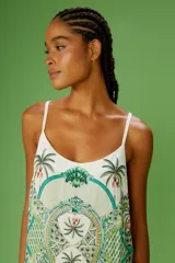 Vestido largo con estampado de azulejos en tonos verdes, amarillos y blancos. Tiene tirantes finos y corte suelto.