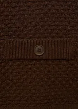 Chaqueta marrón de punto con cuello polo, cierre frontal con botones, dos bolsillos delanteros y mangas largas.
