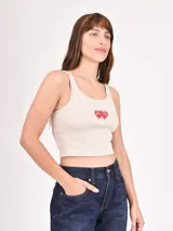 Musculosa corta marrón de morley con breteles finos y estampado de una estrella blanca en el centro.