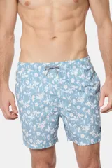 Short de baño celeste con estampado de flores blancas, cintura elástica con cordón ajustable, bolsillos laterales y suspensor de malla fina.