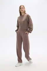 Pantalón de poliéster color marrón, de corte recto y tiro alto con pinzas frontales.