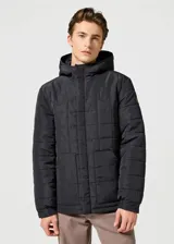 Campera negra con capucha, acolchada con diseño de cuadrados. Tiene cierre frontal con botones a presión y bolsillos laterales.