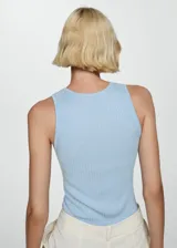 Top rosa de punto canalé con cuello redondo y sin mangas.