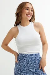 Musculosa celeste de algodón con cuello redondo y diseño acanalado.