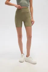 Short deportivo color verde oliva, de tiro alto y calce ajustado al cuerpo.