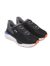 Championes de running Under Armour Infinite Pro 2, color negro con detalles en gris, violeta y naranja. Presentan el logo de la marca en color celeste.