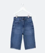 Bermuda ciclista de jeans con elastano, tiro alto y bolsillos.
