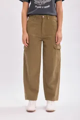 Pantalón jean cargo color verde militar, de corte recto y tiro alto, con bolsillos laterales y traseros.