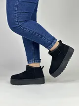 Bota corta de color tostado, con suela gruesa y diseño minimalista.