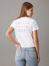 Remera blanca de algodón con cuello redondo, mangas cortas y corte relaxed. Presenta un pequeño logo de la marca bordado en el pecho y un estampado con el logo de Calvin Klein en la espalda.