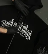 Campera negra con cierre metalizado, capucha ajustable, bolsillos tipo canguro y estampas en mangas y pecho.