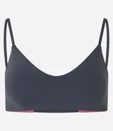 Top deportivo reversible en microfibra doble faz, color rosa con tiras grises. Tiene escote en V, breteles finos paralelos y copas removibles.