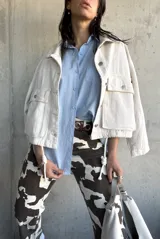 Camisa celeste de lino, corte amplio y mangas largas con puños abotonados.