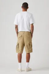 Bermuda color arena de corte recto, con bolsillos laterales tipo cargo y bolsillos traseros con solapa.