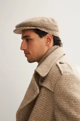 Boina marrón de lana fina uruguaya 100% natural sin teñir, con visera.