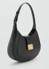 Bolso tipo hobo de color negro con asa corta regulable, cierre metálico dorado a presión y forro interior con bolsillo de cremallera.