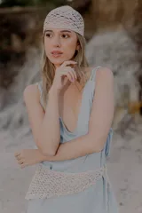 Gorro tipo casquete tejido a crochet color crudo, con diseño calado.