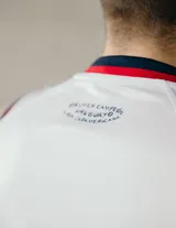 Musculosa de básquet blanca con detalles en azul y rojo, con el escudo del Club Nacional de Football y el logo de Umbro.