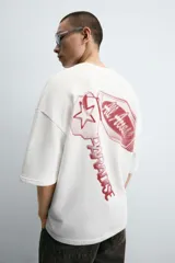 Sudadera blanca de cuello redondo y manga corta, corte relaxed boxy fit, con estampado en el frente y la espalda.