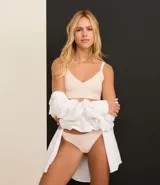 Kit de dos bombachas tipo tanga en microfibra, una color blanco y otra color marrón.