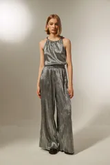 Pantalón plateado de poliéster plisado, corte ancho y tiro alto.