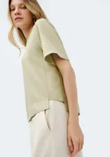 Blusa de crepé color lila, de manga corta y corte recto.