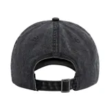 Gorra de gabardina color coral con logo de Caterpillar bordado en blanco en el frente.