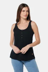 Musculosa celeste con cuello redondo, corte recto, botones frontales y bolsillo de parche en el pecho.