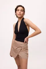 Top color marrón de lycra con escote halter y espalda descubierta.