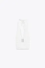 Top negro de cuello halter ajustable con lazadas, espalda descubierta, detalle de aplicación metálica en el delantero y drapeado lateral.