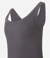Musculosa negra de rib de algodón, con escote redondo.