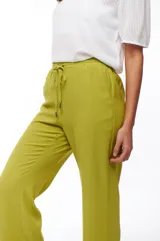 Pantalón color verde oliva, de corte recto y tiro alto, con cintura elástica ajustable con cordón.
