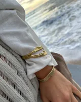 Brazalete rígido de bronce y alpaca maciza, con diseño orgánico irregular.