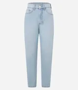 Pantalón mom jean celeste de tiro alto, con bolsillos delanteros y traseros, cierre con cremallera y botón, y ruedo doblado.