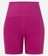 Conjunto deportivo de dos piezas, color fucsia vibrante, compuesto por un top deportivo de escote redondo y una bermuda ciclista de tiro alto.