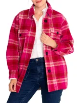 Chaqueta tipo camisa de lana a cuadros color fucsia, rojo y beige, con cuello camisero, cierre frontal con botones, dos bolsillos de parche en el pecho y mangas largas.