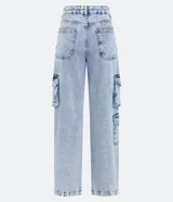 Pantalón recto de jeans celeste con cintura alta, bolsillos cargo laterales y detalle de aro metálico en la pierna.