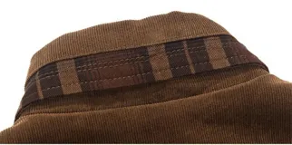 Chaqueta de cuadros verde y negro con forro de corderito, tipo de cierre frontal y cuello liso.