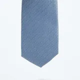 Corbata celeste con microestampado geométrico.
