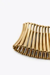 Collar tipo choker dorado con piezas metálicas en forma de barras verticales. Cierre con mosquetón y cadena de alargue.