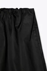 Pantalón culotte negro de tiro medio con cintura elástica y bolsillos laterales ocultos en la costura.