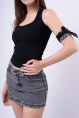 Musculosa blanca acanalada, de corte ajustado y escote redondo.