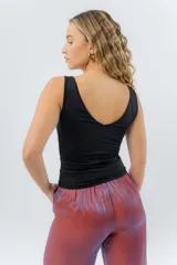 Top negro de calce ajustado con escote en V profundo en el frente y en la espalda. Confeccionado en tejido elástico de viscosa y elastano.