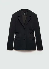 Blazer negro entallado con cuello de pico con solapa, bolsillo de ribete en el pecho, solapas con muesca, diseño recto, detalles fruncidos, dos bolsillos delanteros de ribete y solapa, cierre delantero con botones y forro interior.