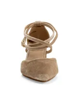 Zapato de tacón beige con punta fina, tiras cruzadas en el empeine y ajuste con hebilla en el tobillo.