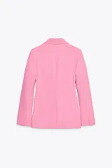 Blazer entallada color rosa, confeccionada en mezcla de viscosa. Tiene cuello solapa con muescas, manga larga, bolsillos con solapa en el delantero, forro interior a contraste y cierre frontal con botón.