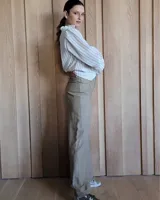 Conjunto de jean celeste compuesto por un top sin mangas y un pantalón de pierna ancha.