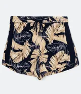 Short runner de viscosa con estampado de hojas en tonos beige y negro. Tiene cintura elástica con cordón ajustable, dos bolsillos laterales y dobladillo redondeado.