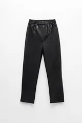 Pantalón negro de efecto cuero, con corte flare y parte posterior elástica para mayor comodidad.