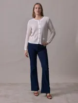 Cárdigan de punto tweed color beige, marca Ninety, con escote redondo, cierre frontal con botones metálicos dorados y bolsillos simulados.